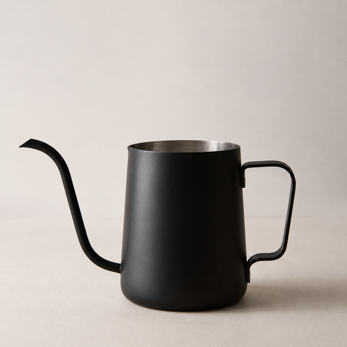Leiteira Bico Fino Preta Fosca 600 ml · Chaleira para Café Coado