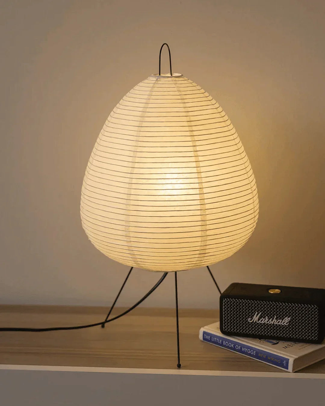 Lâmpada de mesa com design atemporal e sustentável, abajur em formato de gota com luz quente