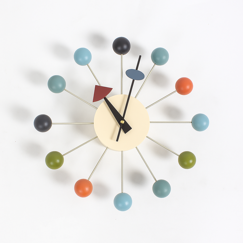 Relógio de Parede Europeu em Metal e Madeira