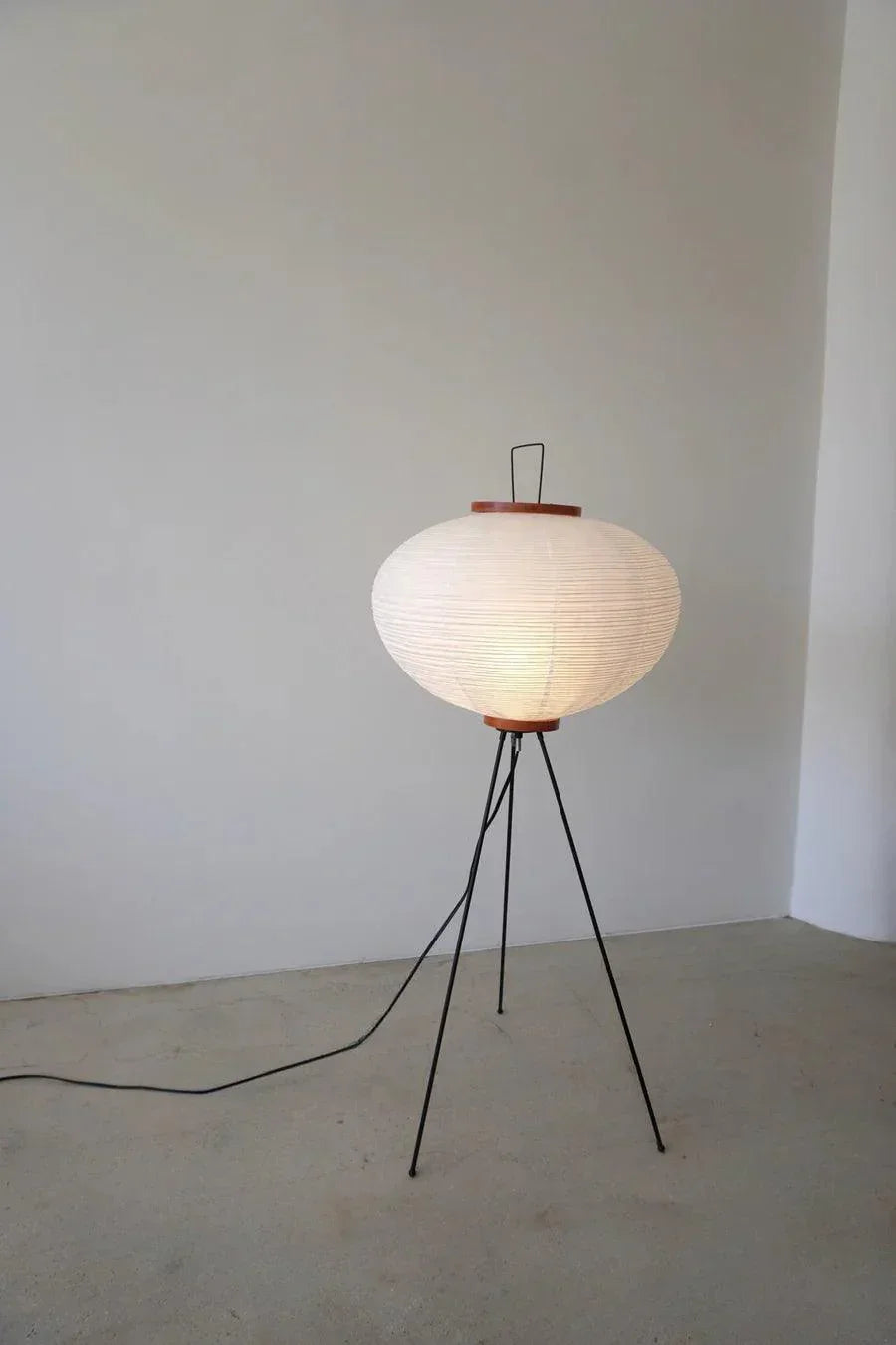Luminária de chão com design atemporal, abajur de papel e base trípode preta, iluminação sustentável para casa