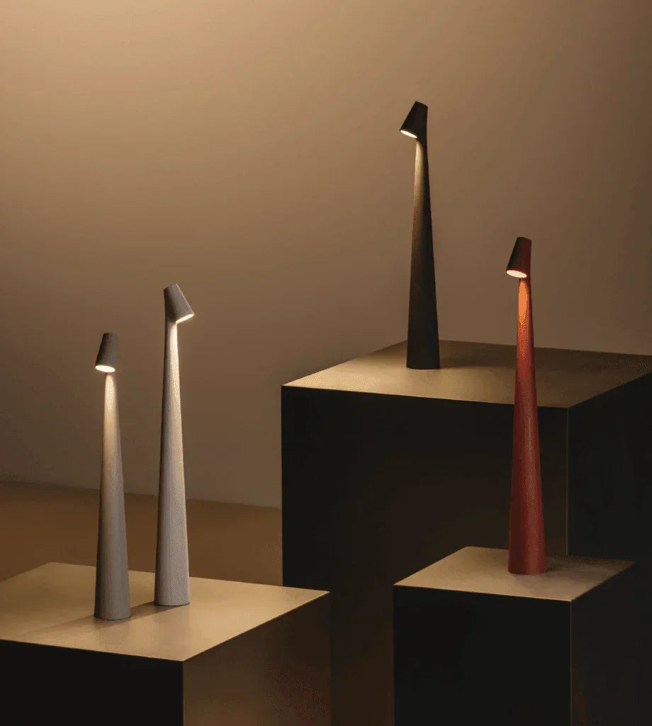 Lâmpadas de mesa com design moderno e minimalista, em cores neutras e vibrantes, ideal para decoração sustentável.